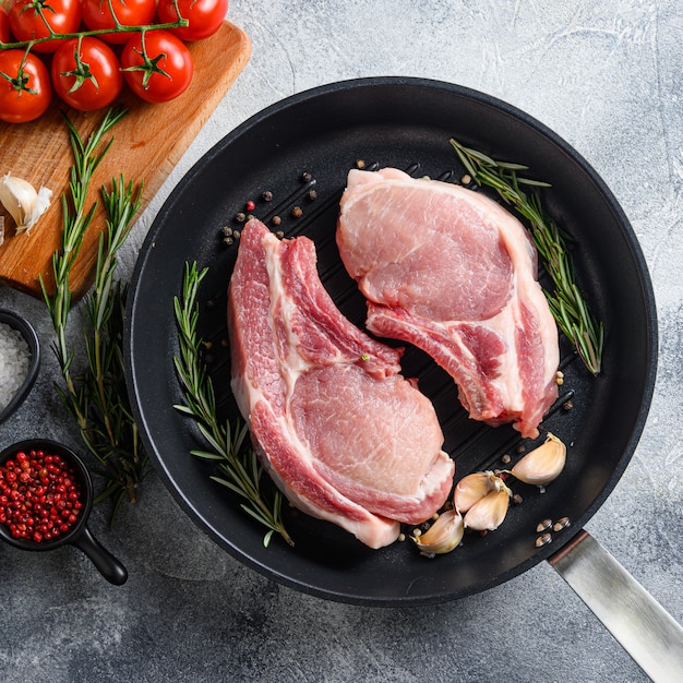 Vue de dessus sur steak de côtelette de porc cru et épices