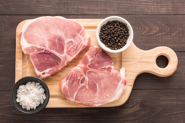 Vue de dessus steak de côtelette de porc cru sur table en bois