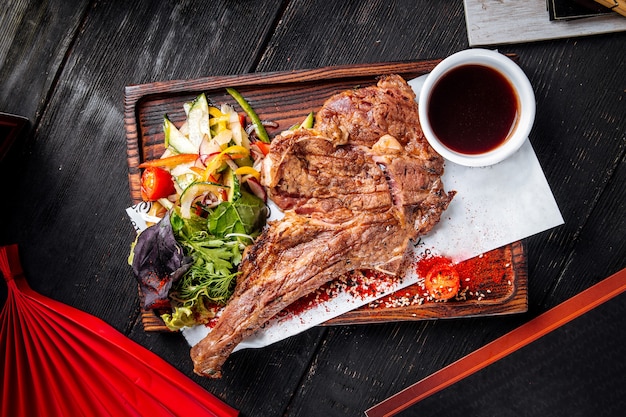 Vue de dessus sur steak de cowboy juteux grillé avec salade