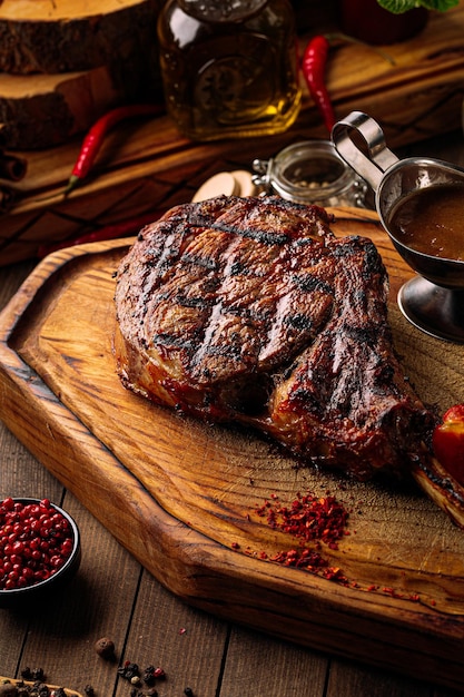 Vue de dessus sur le steak tomahawk de boeuf grillé avec sauce au poivre