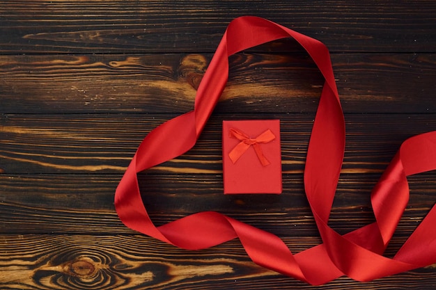 Vue de dessus de la surface en bois avec un tissu rouge festif Conception de la saint-valentin