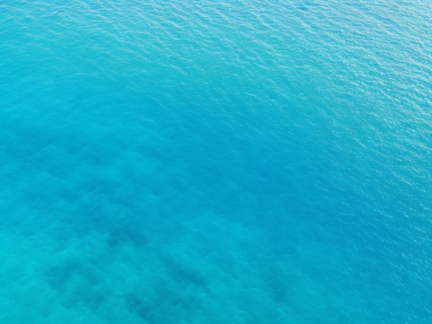 Vue de dessus de la surface de la mer mousseuse bleue Tourné en pleine mer d'en haut