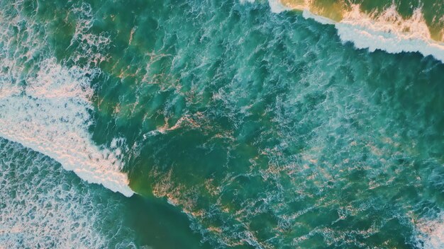 Vue de dessus surface de l'océan moussante agitant des vagues de mer rugueuses au ralenti super roulant