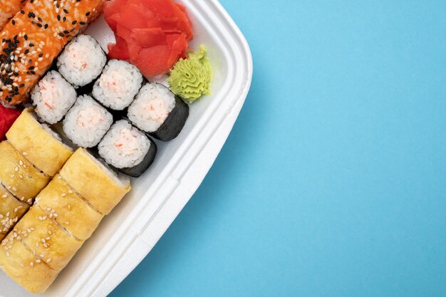 Vue de dessus sur sushi situé à fond coloré