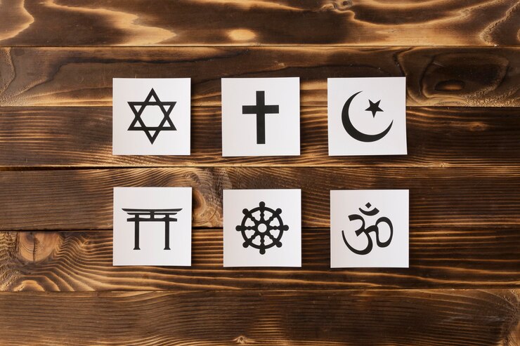 Photo vue de dessus des symboles religieux sur la surface en bois