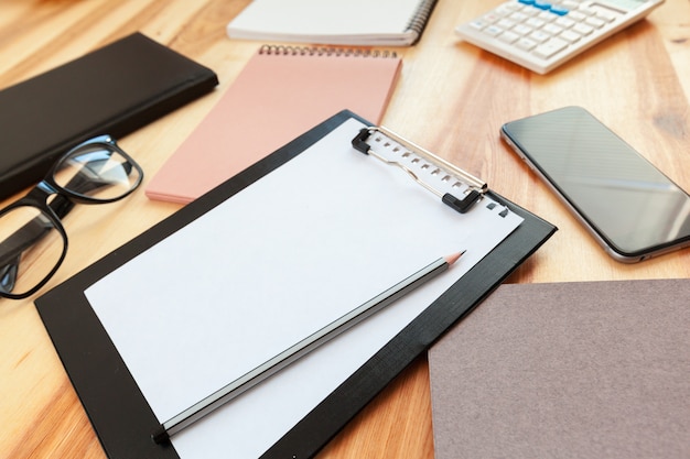 Photo vue de dessus de la table avec des accessoires de bureau