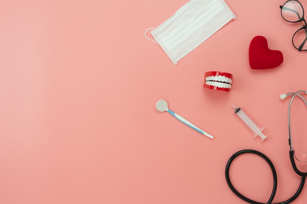 Vue de dessus de table aérienne des accessoires de soins de santé et médicaux.