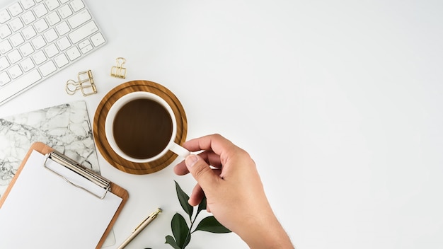 Vue de dessus de table de bureau de bureau blanc avec espace de copie. Flat lay.