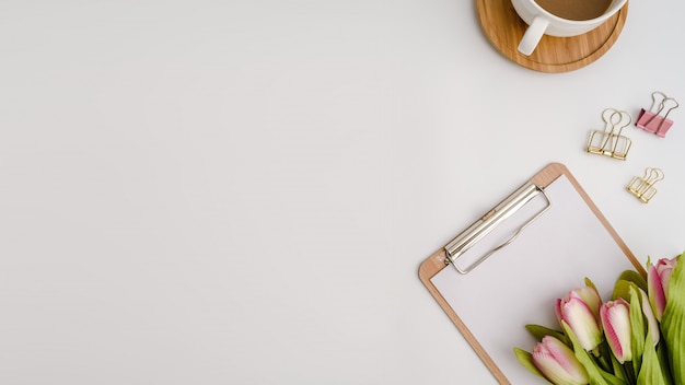 Vue de dessus de table de bureau de bureau blanc avec espace de copie. Flat lay.