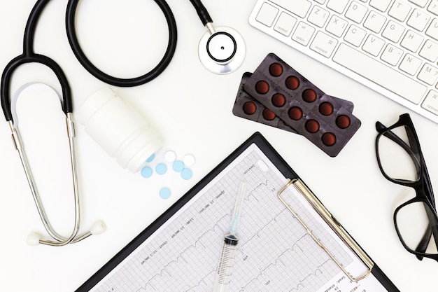 Vue de dessus de la table de bureau du médecin