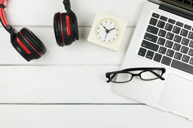 Photo vue de dessus de table de bureau avec ordinateur portable et casque