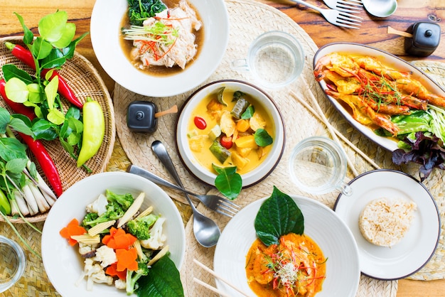 Vue de dessus de table avec une cuisine traditionnelle thaïlandaise