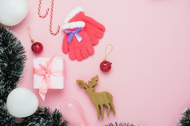 Vue de dessus de table de décorations de joyeux Noël et ornements de bonne année.