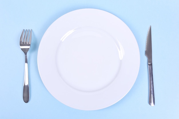 Photo vue de dessus d'une table avec une fourchette blanche et un couteau