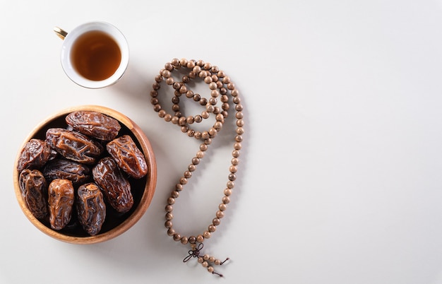 Vue de dessus de table image de décoration Ramadan Kareem dates fruits et chapelet