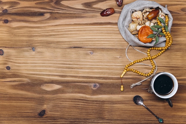 Photo vue de dessus de table image de décoration ramadan kareem dates tasse de café de fruits et d'amandes sur fond de bois mise à plat avec espace de copie