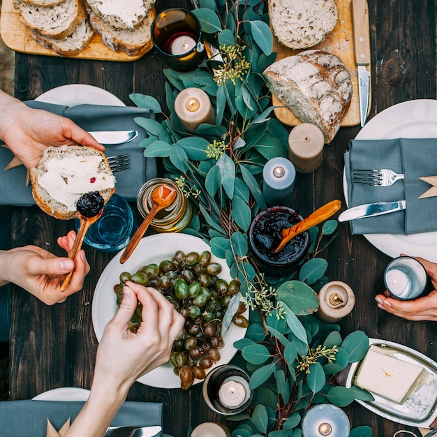 Vue de dessus sur une table à manger décorée avec des gens et de la nourriture