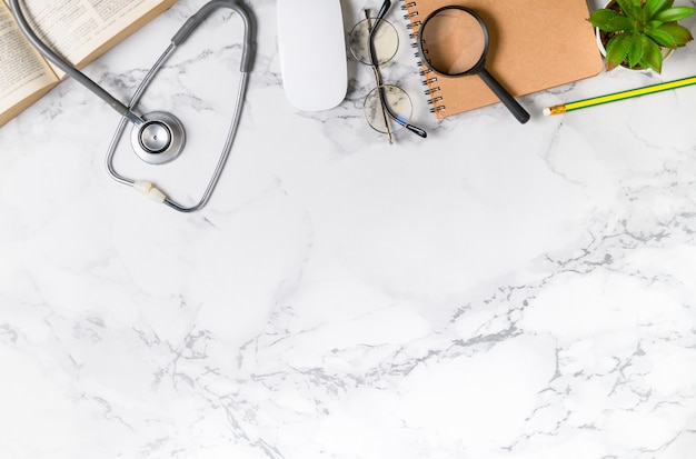 Photo vue de dessus de la table en marbre de bureau de médecin avec stéthoscope