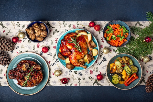 Vue de dessus de table de Noël avec de la nourriture festive