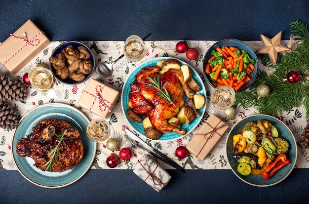 Vue de dessus de table de Noël avec vin de cuisine et cadeaux