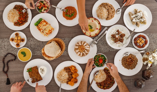 Photo vue de dessus de table avec de la nourriture. cuisine libanaise.