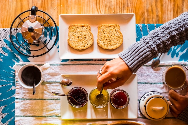 Vue de dessus de la table pleine de nourriture et de boissons pour le petit-déjeuner le matin