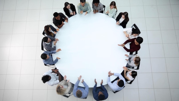 Vue de dessus de table ronde Gens d'affaires assis réunion espace de travail d'entreprise équipe de travail de remue-méninges