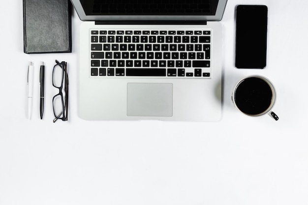 Vue de dessus de table de travail, pose à plat.