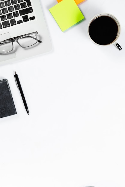 Vue de dessus de table de travail, pose à plat.