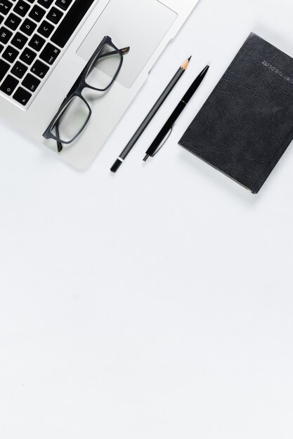 Vue de dessus de table de travail, pose à plat.