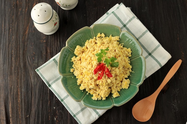 Vue de dessus Tahu Bubuk ou Tahu Bejek Tofu concassé avec œuf et menu populaire épicé au restaurant sundanais