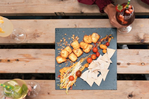 Vue de dessus des tapas sur la table avec des cocktails