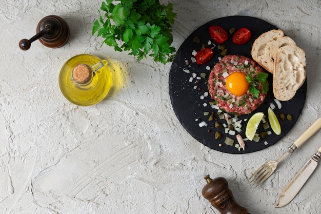 Vue de dessus tartare de steak de boeuf nature morte