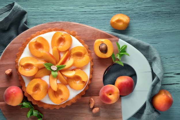 Vue de dessus de la tarte aux abricots avec des feuilles de menthe sur la menthe verte