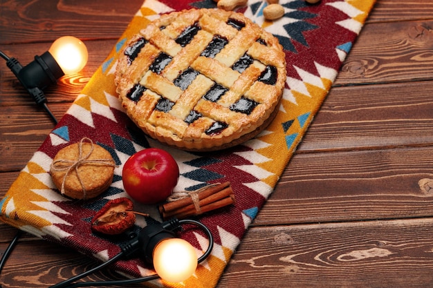 Vue de dessus d'une tarte de Thanksgiving sur une table en bois marron