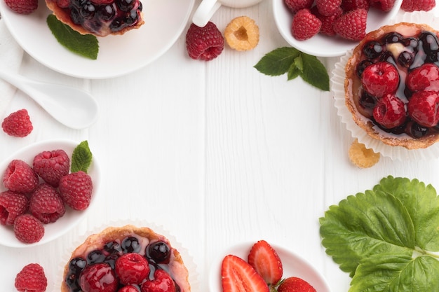 Vue de dessus des tartes aux fruits avec espace copie