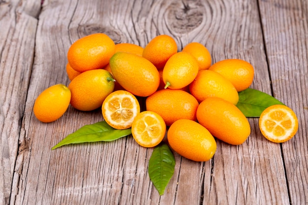 Vue de dessus d'un tas de kumquats frais sur le marché des aliments biologiques.