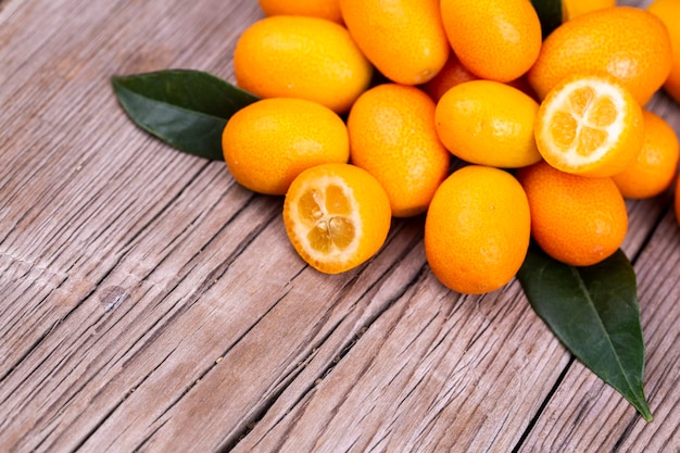 Vue de dessus d'un tas de kumquats frais sur le marché des aliments biologiques.