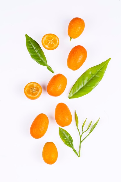 Vue de dessus d'un tas de kumquats frais sur le marché des aliments biologiques.