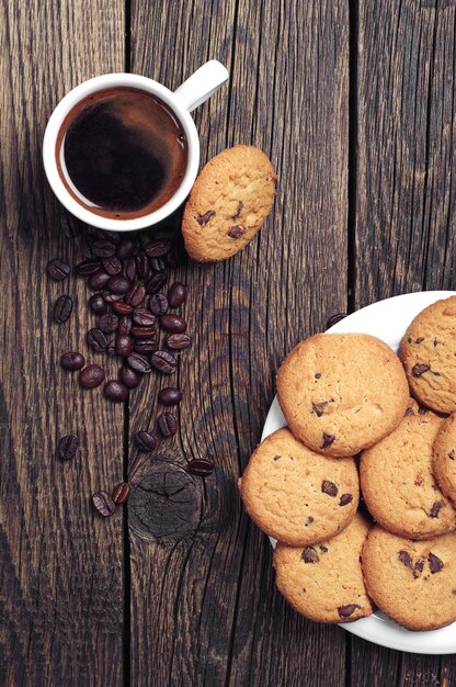 Vue de dessus d'une tasse de café et de délicieux biscuits au chocolat