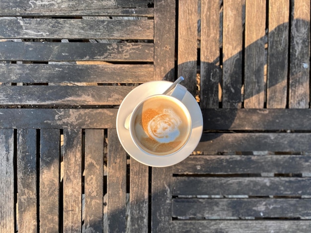 Vue de dessus d'une tasse de café sur fond de bois