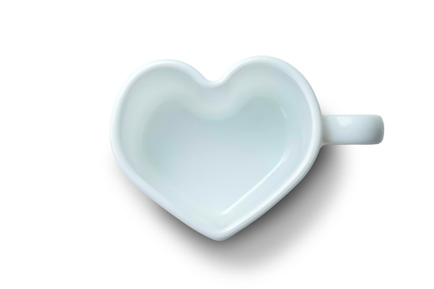 Vue de dessus d'une tasse de café en forme de coeur vide isolée sur le modèle whiteMockup