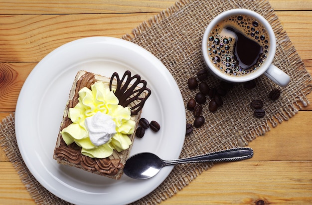 Photo vue de dessus sur une tasse de café et un gâteau sur une table en bois