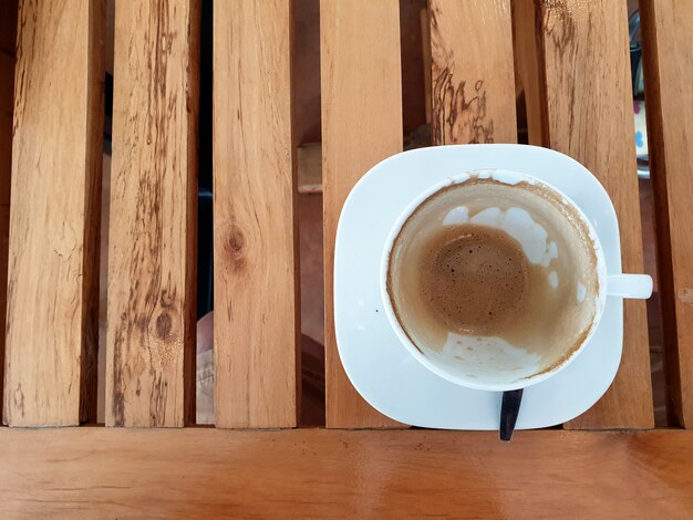 Vue de dessus tasse à café latte vide sur table en bois