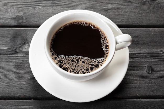 Vue de dessus d'une tasse de café sur une surface en bois