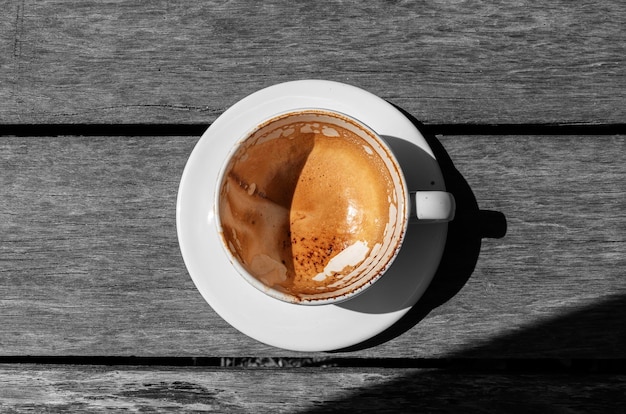 Vue de dessus tasse à café vide sur table en bois