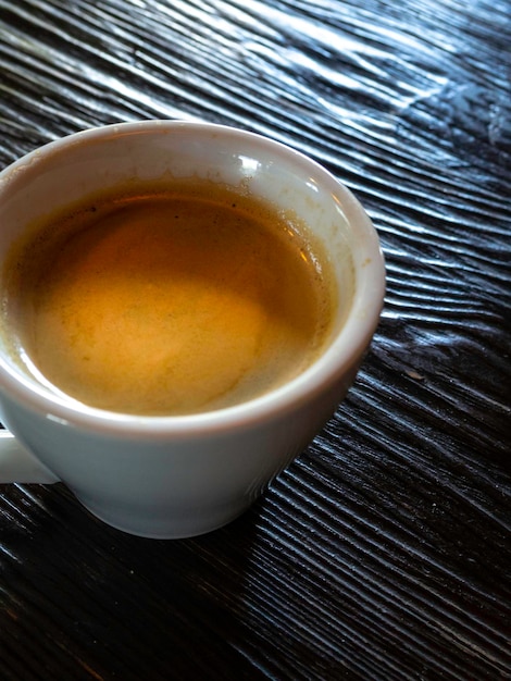 Vue de dessus de tasse de café sur le vieux bois