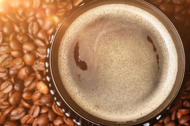 Vue de dessus de la tasse de cappuccino de café chaud avec du soleil en mousse bonjour