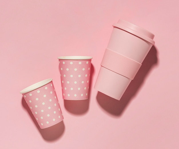 Vue de dessus tasse réutilisable avec gobelets en plastique