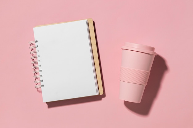 Vue de dessus tasse réutilisable sur la table